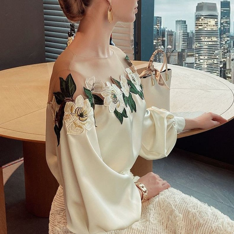 Camisa De Seda Tomara Que Caia Com Flores Bordadas - Bela Vitória Feminina