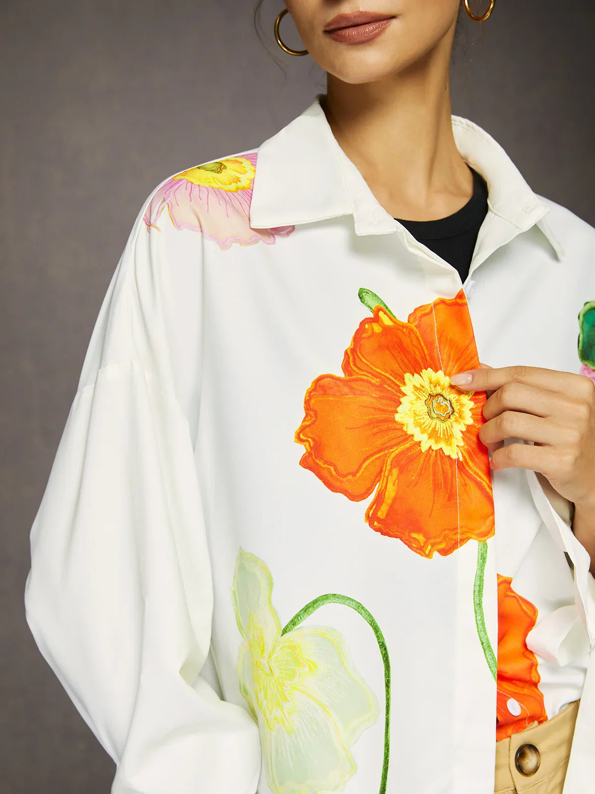 Blusa Solta Floral Com Gola De Camisa Urbana