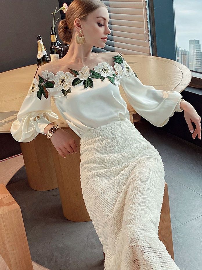 Camisa De Seda Tomara Que Caia Com Flores Bordadas - Bela Vitória Feminina